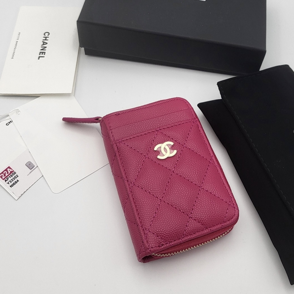 brand new authentic Chanel Caviar Quilted Zip Card Holder wallet in caviar